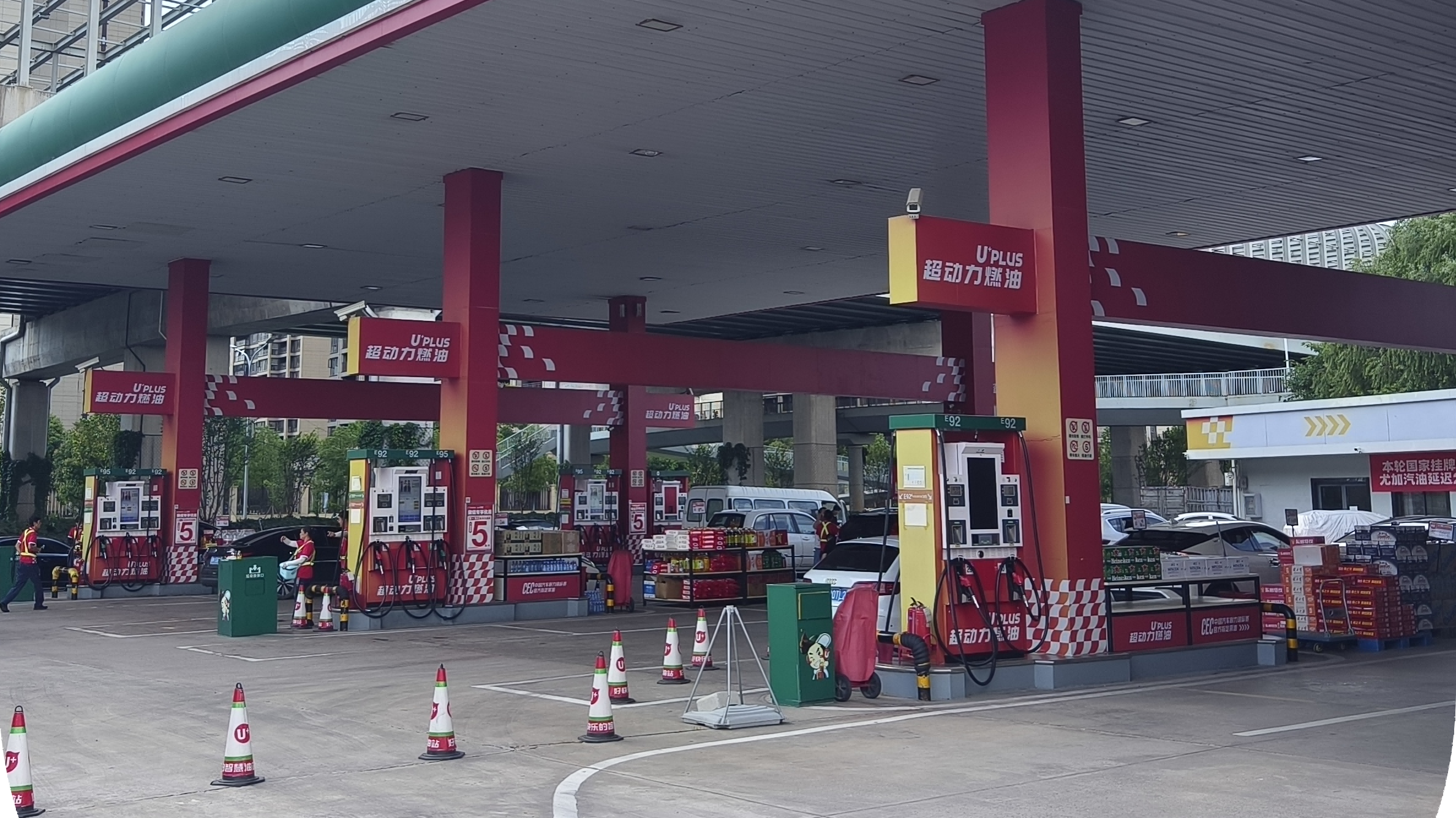 武漢某加油站油罐機(jī)械清洗項(xiàng)目，保障運(yùn)營不間斷